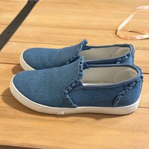 Comfort size 8 denim ruffle Blue Slip-On Sneakers